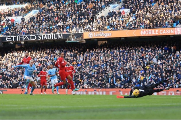 Gary Neville has given his verdict on Liverpool goalkeeper Alisson’s role in the goal that Erling Haaland scored - Bóng Đá