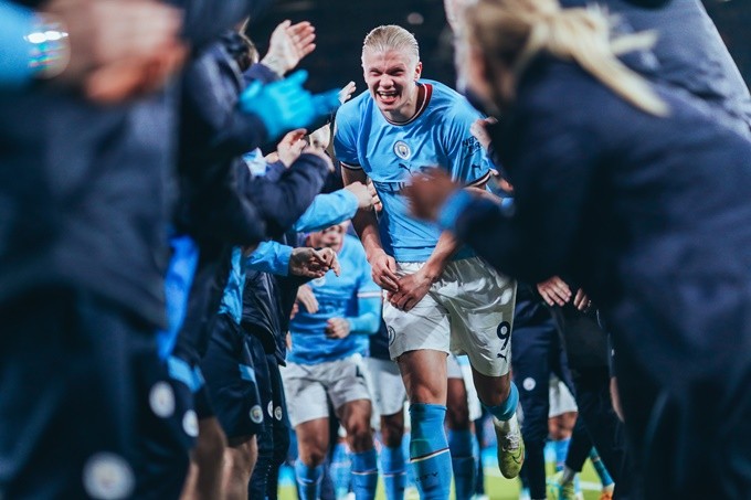 Haaland tiết lộ bị… đánh bầm lưng vì hàng rào danh dự của Man City - Bóng Đá
