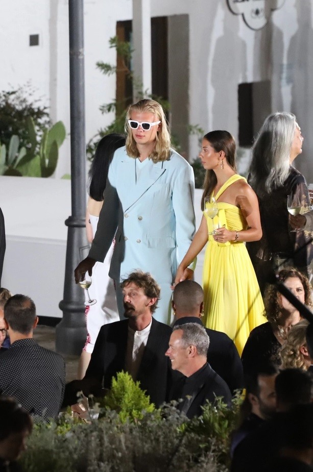 Haaland chụp hình bên người đẹp bốc lửa, fan lo dính 'lời nguyền' - Bóng Đá