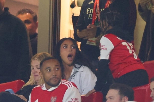 Haaland chụp hình bên người đẹp bốc lửa, fan lo dính 'lời nguyền' - Bóng Đá