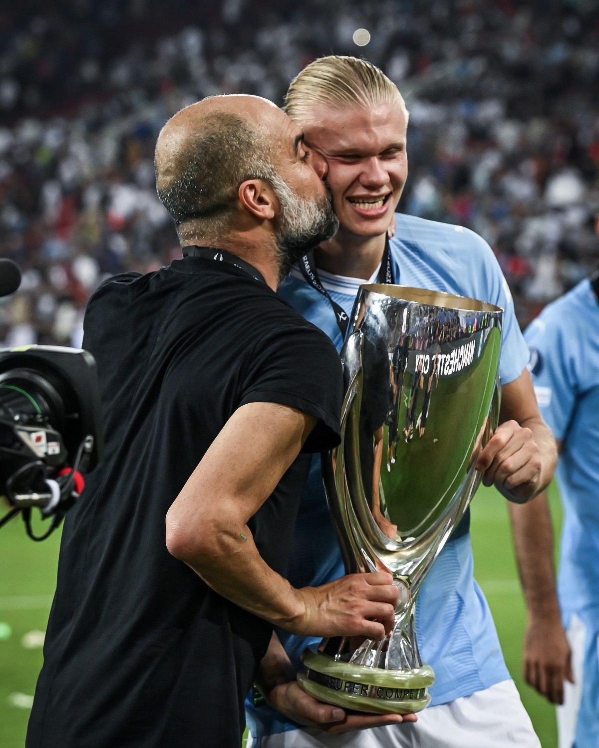 Pep Guardiola hôn Haaland 'làm lành' khi lập kỷ lục với Man City - Bóng Đá