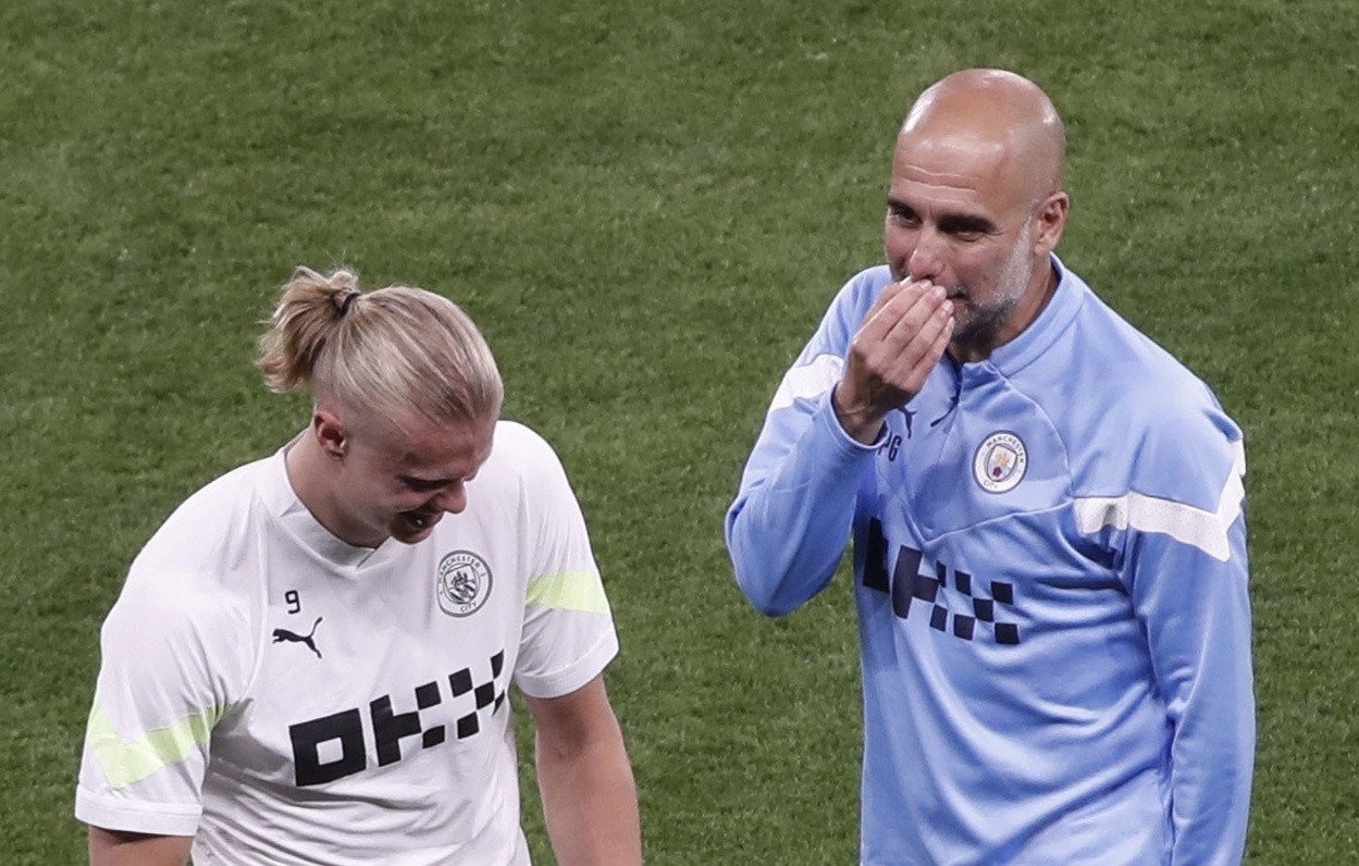 HLV Pep Guardiola ôm chặt Haaland trên sân tập trước chung kết C1 - Bóng Đá