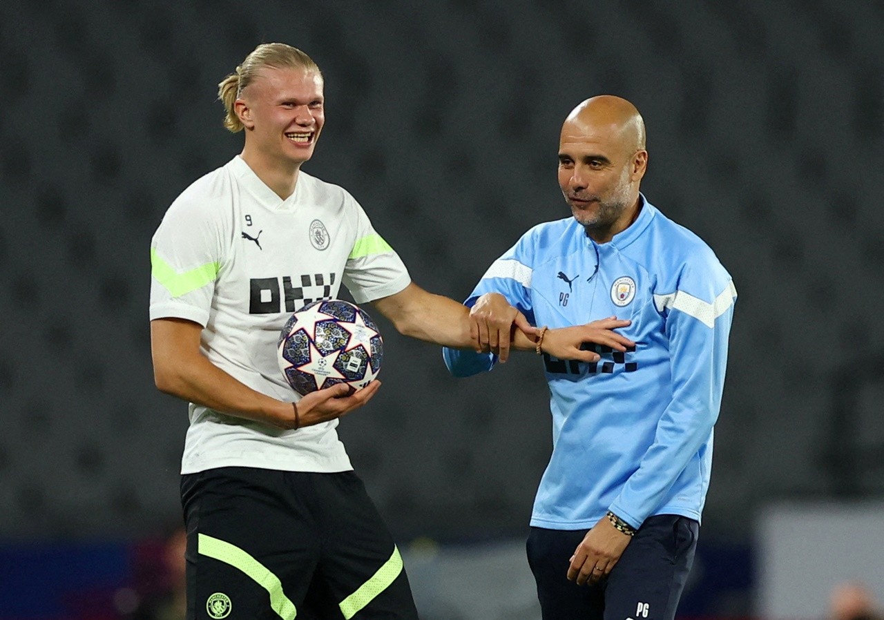 HLV Pep Guardiola ôm chặt Haaland trên sân tập trước chung kết C1 - Bóng Đá