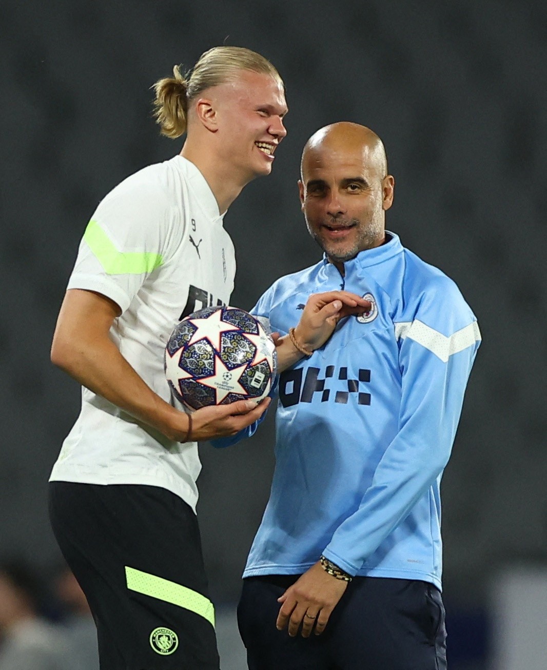 HLV Pep Guardiola ôm chặt Haaland trên sân tập trước chung kết C1 - Bóng Đá