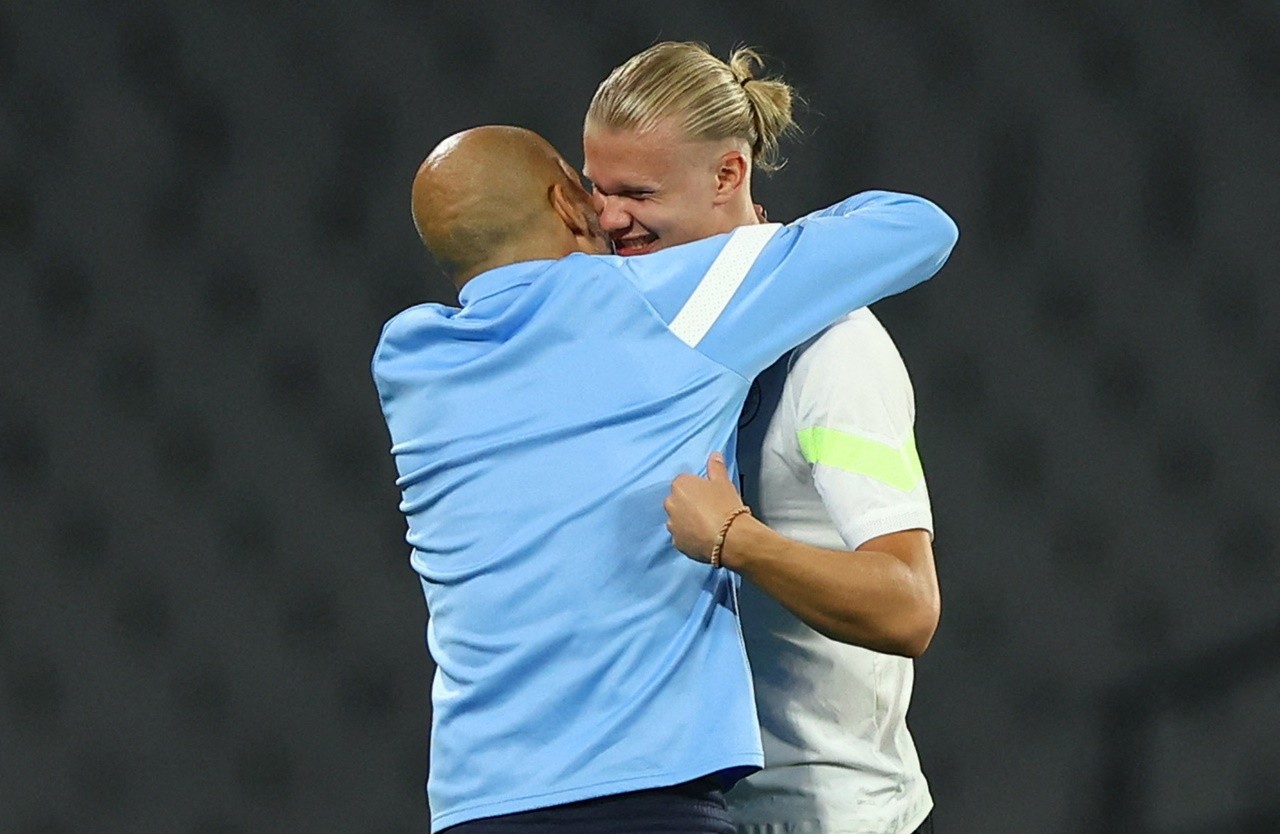 HLV Pep Guardiola ôm chặt Haaland trên sân tập trước chung kết C1 - Bóng Đá