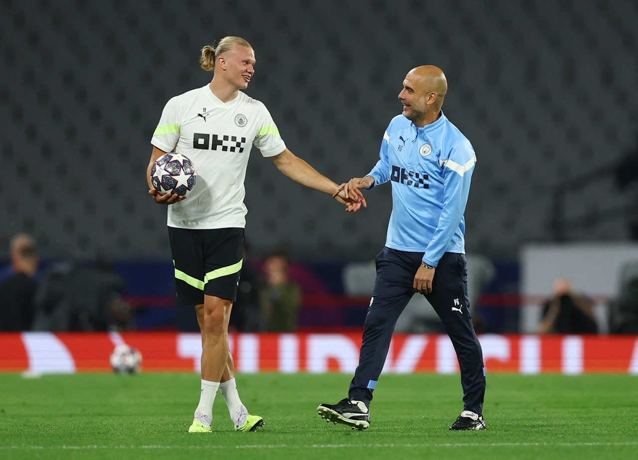 HLV Pep Guardiola ôm chặt Haaland trên sân tập trước chung kết C1 - Bóng Đá