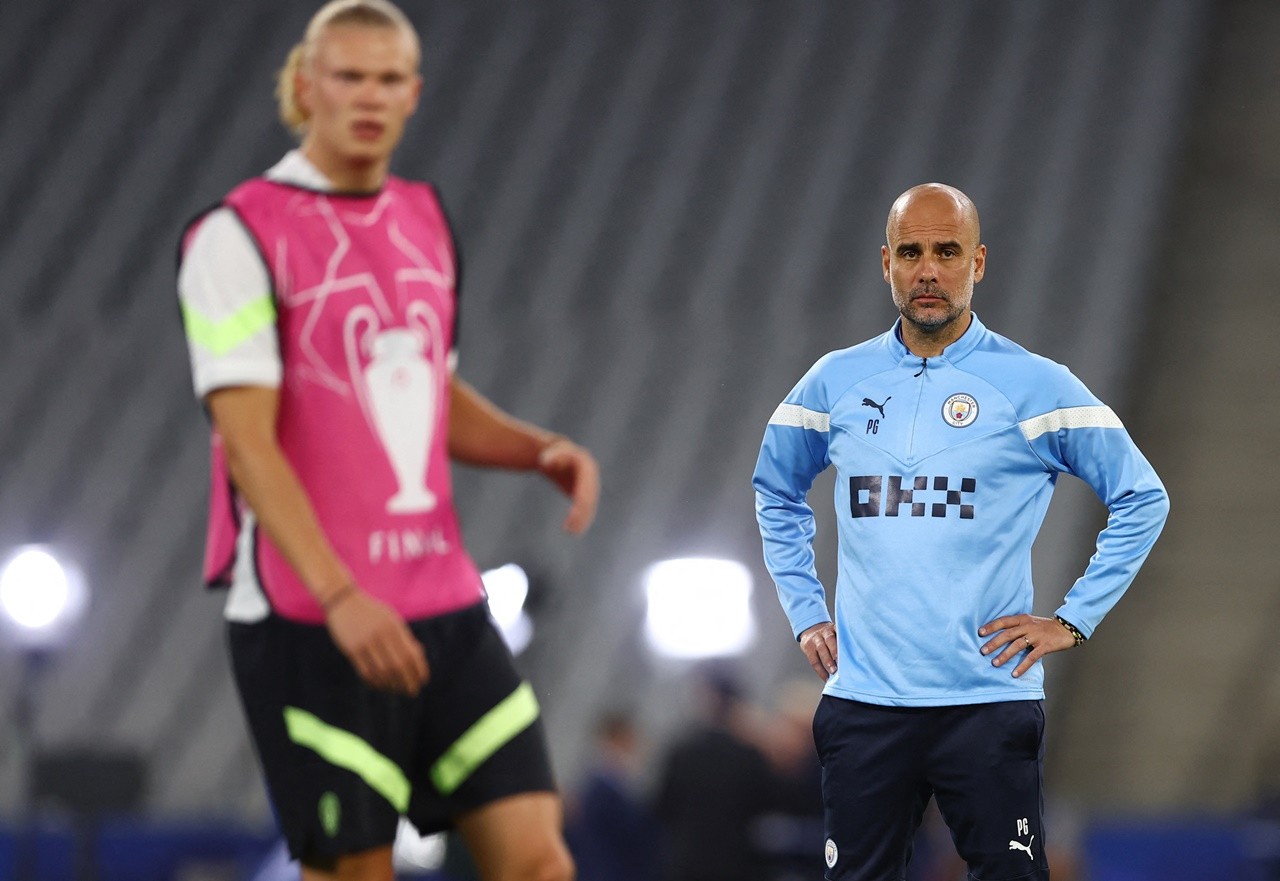 HLV Pep Guardiola ôm chặt Haaland trên sân tập trước chung kết C1 - Bóng Đá