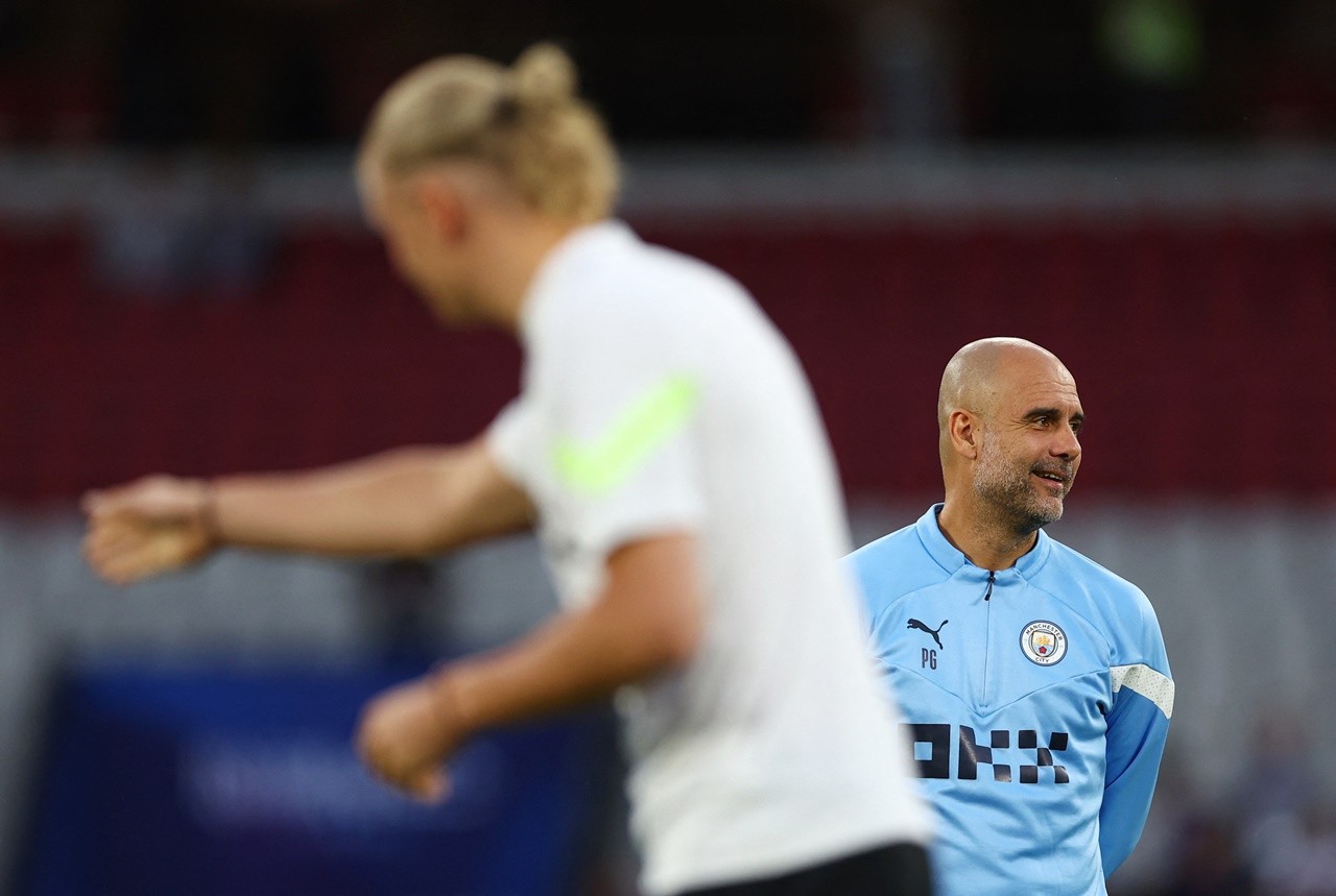 HLV Pep Guardiola ôm chặt Haaland trên sân tập trước chung kết C1 - Bóng Đá