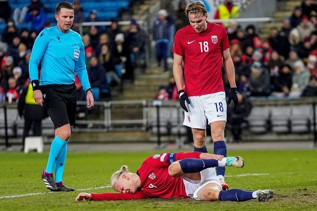 Quá đỉnh! McTominay bất ngờ 'ăn đứt' Haaland - Bóng Đá