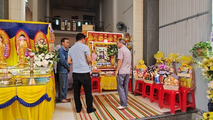 Bầu Đức khóc tiễn đưa bác sĩ CLB Hoàng Anh Gia Lai - Bóng Đá