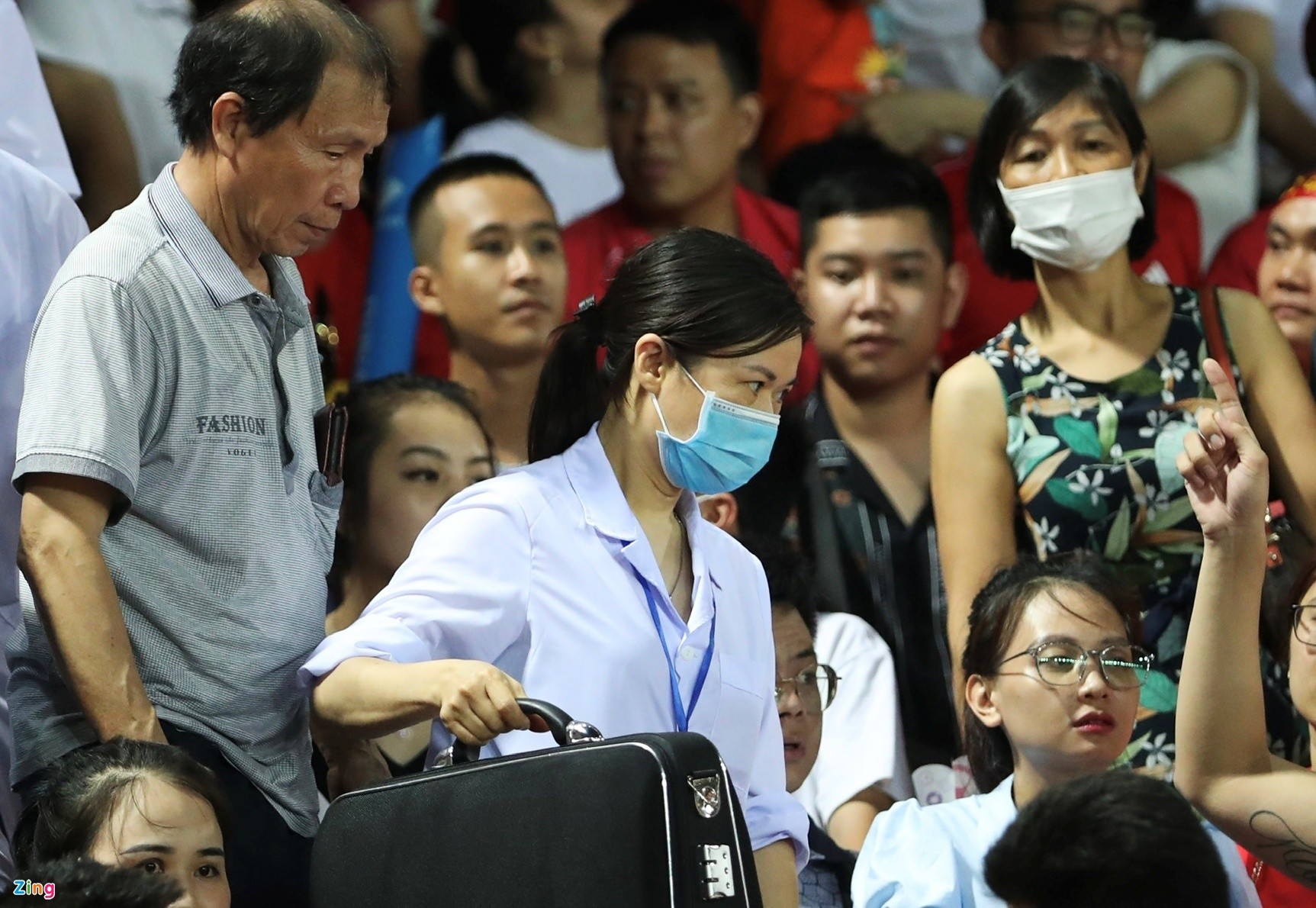 Bê tông rơi trúng CĐV ở trận đấu của tuyển Việt Nam - Bóng Đá