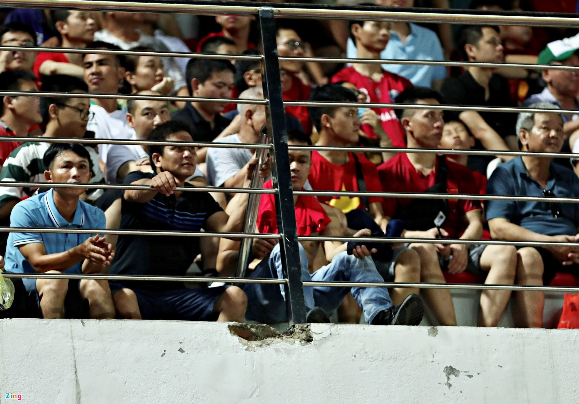 Bê tông rơi trúng CĐV ở trận đấu của tuyển Việt Nam - Bóng Đá
