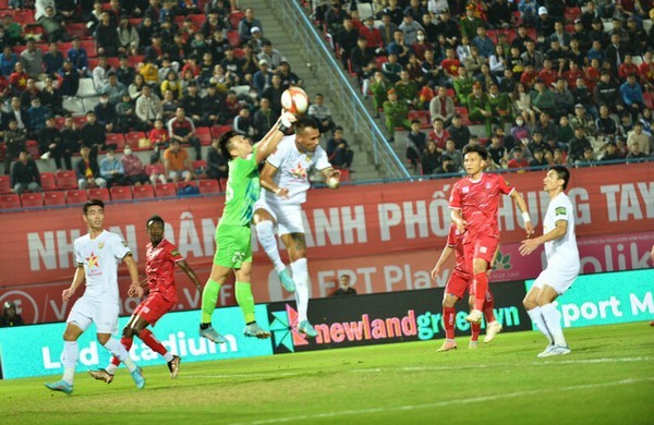 Bình Định đánh bại Đà Nẵng trong thế thiếu người; Công Phượng 