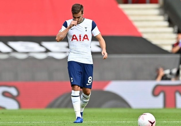 Mourinho directly addresses Harry Winks walking down tunnel after being subbed - Bóng Đá