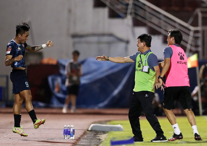 Trụ hạng thành công, HLV Vũ Tiến Thành thừa nhận CLB TP HCM yếu nhất V-League - Bóng Đá