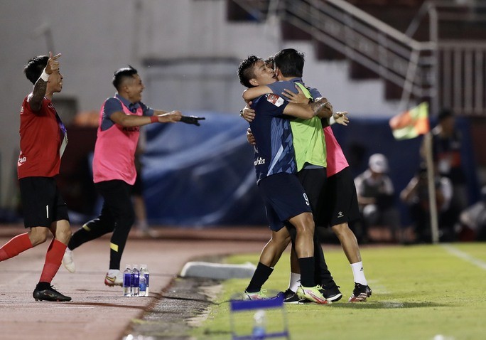Trụ hạng thành công, HLV Vũ Tiến Thành thừa nhận CLB TP HCM yếu nhất V-League - Bóng Đá