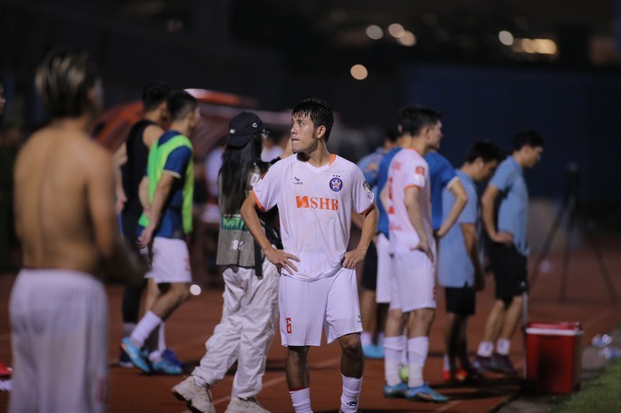Trụ hạng thành công, HLV Vũ Tiến Thành thừa nhận CLB TP HCM yếu nhất V-League - Bóng Đá