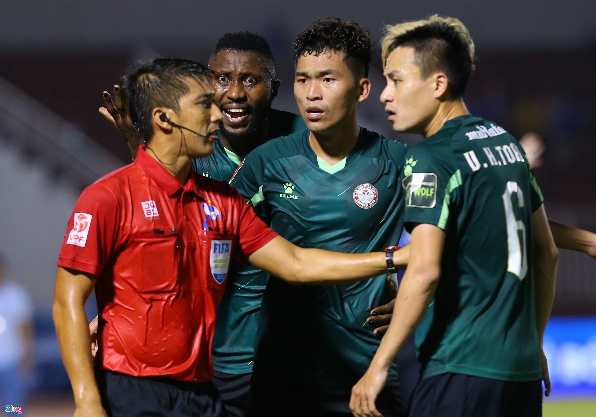 Cầu thủ CLB TP.HCM vây trọng tài ở trận thua Hà Nội - Bóng Đá