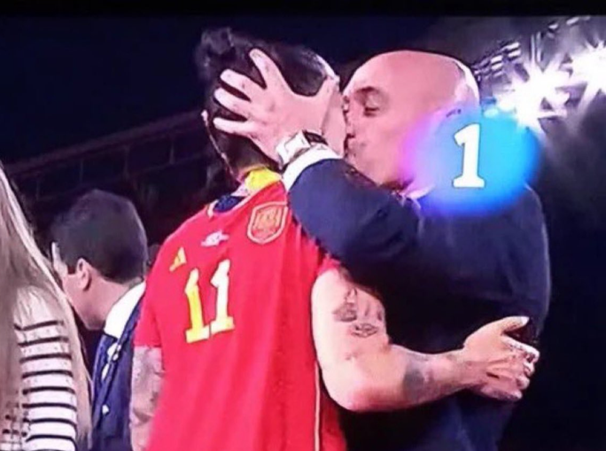 Thành viên chính phủ lên tiếng, Chủ tịch LĐBĐ Tây Ban Nha xin lỗi vụ hôn môi - Bóng Đá