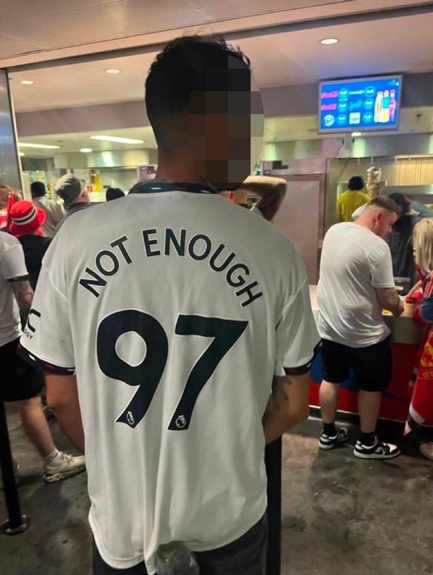 CĐV MU mặc áo chế nhạo Liverpool ở chung kết FA Cup - Bóng Đá
