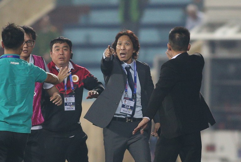 Hé lộ án phạt dành cho hành vi quá khích của HLV Gong Oh-kyun - Bóng Đá