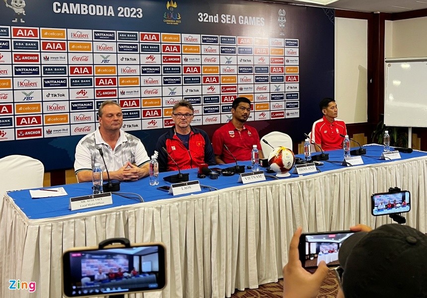 HLV Troussier nóng lòng thể hiện tại SEA Games 32 - Bóng Đá