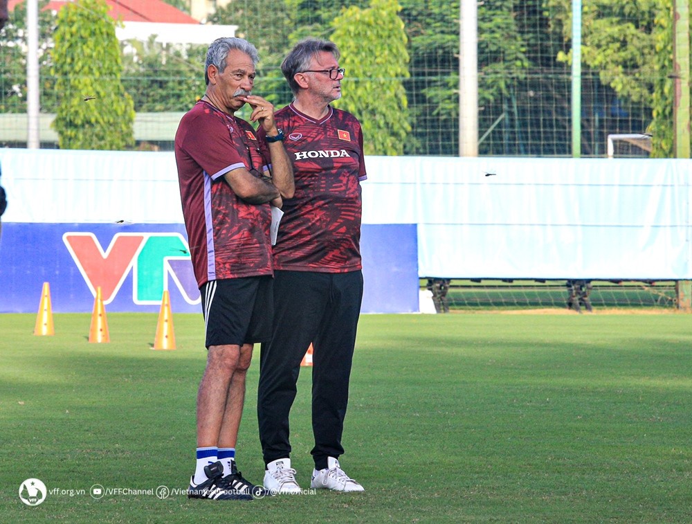 HLV Philippe Troussier có thêm trợ lý - Bóng Đá