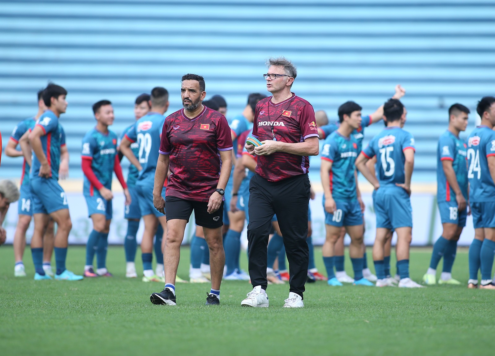 Tuyển Việt Nam: HLV Troussier cảnh báo, Công Phượng và Văn Toàn lo - Bóng Đá