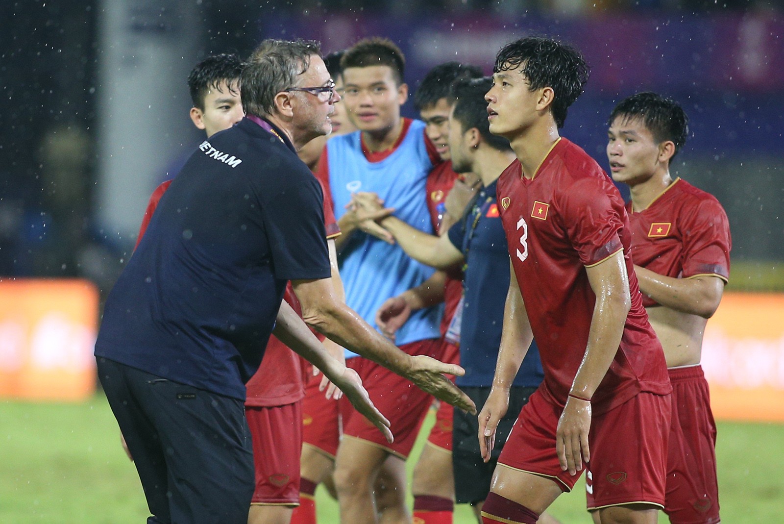 Tuyển Việt Nam: HLV Philippe Troussier thiếu gì? - Bóng Đá