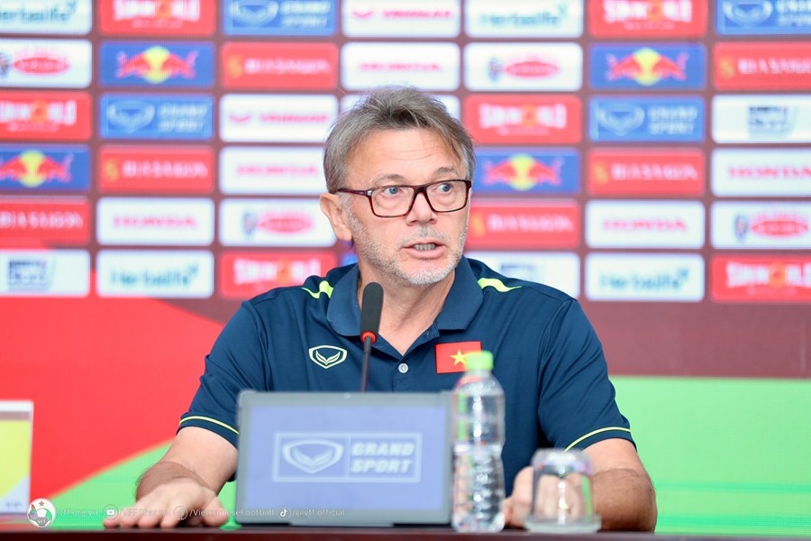 HLV Philippe Troussier: Tôi không lựa chọn cầu thủ dựa trên tên tuổi - Bóng Đá
