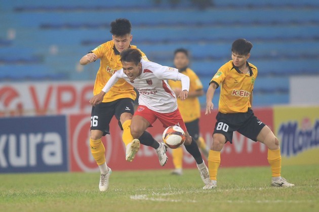 Hoàng Anh lập siêu phẩm, Long An vẫn mất điểm đáng tiếc trước Hòa Bình - Bóng Đá