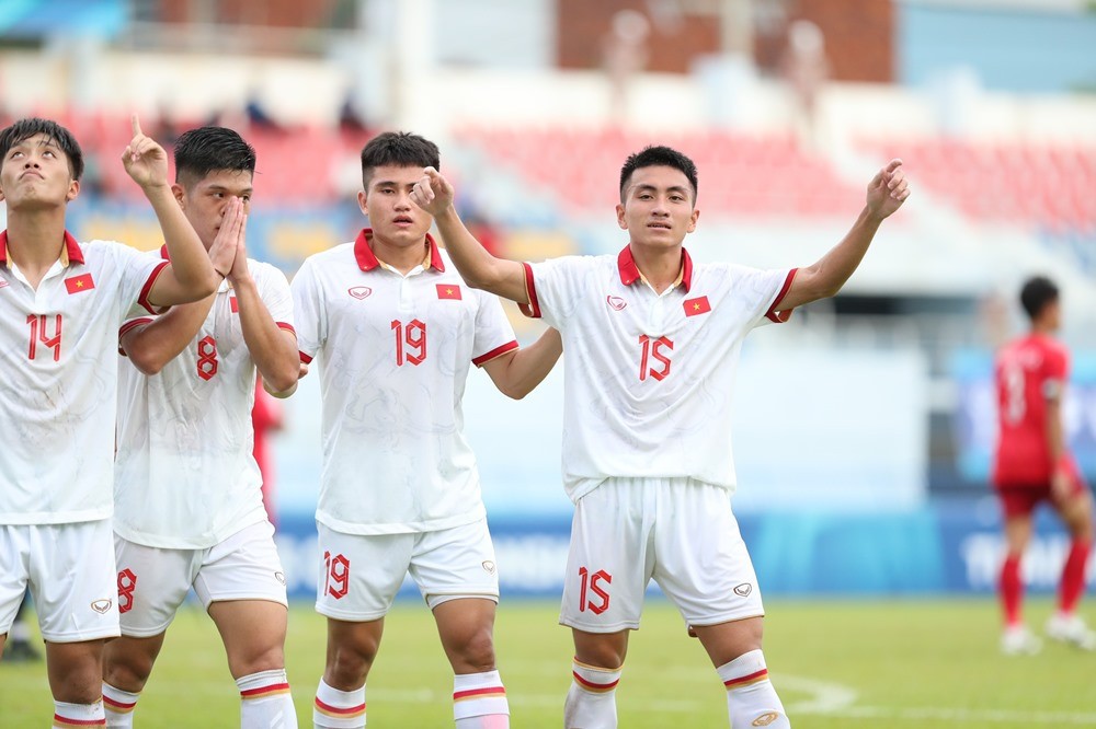 Thắng đậm Lào, HLV Hoàng Anh Tuấn vẫn chưa hài lòng - Bóng Đá