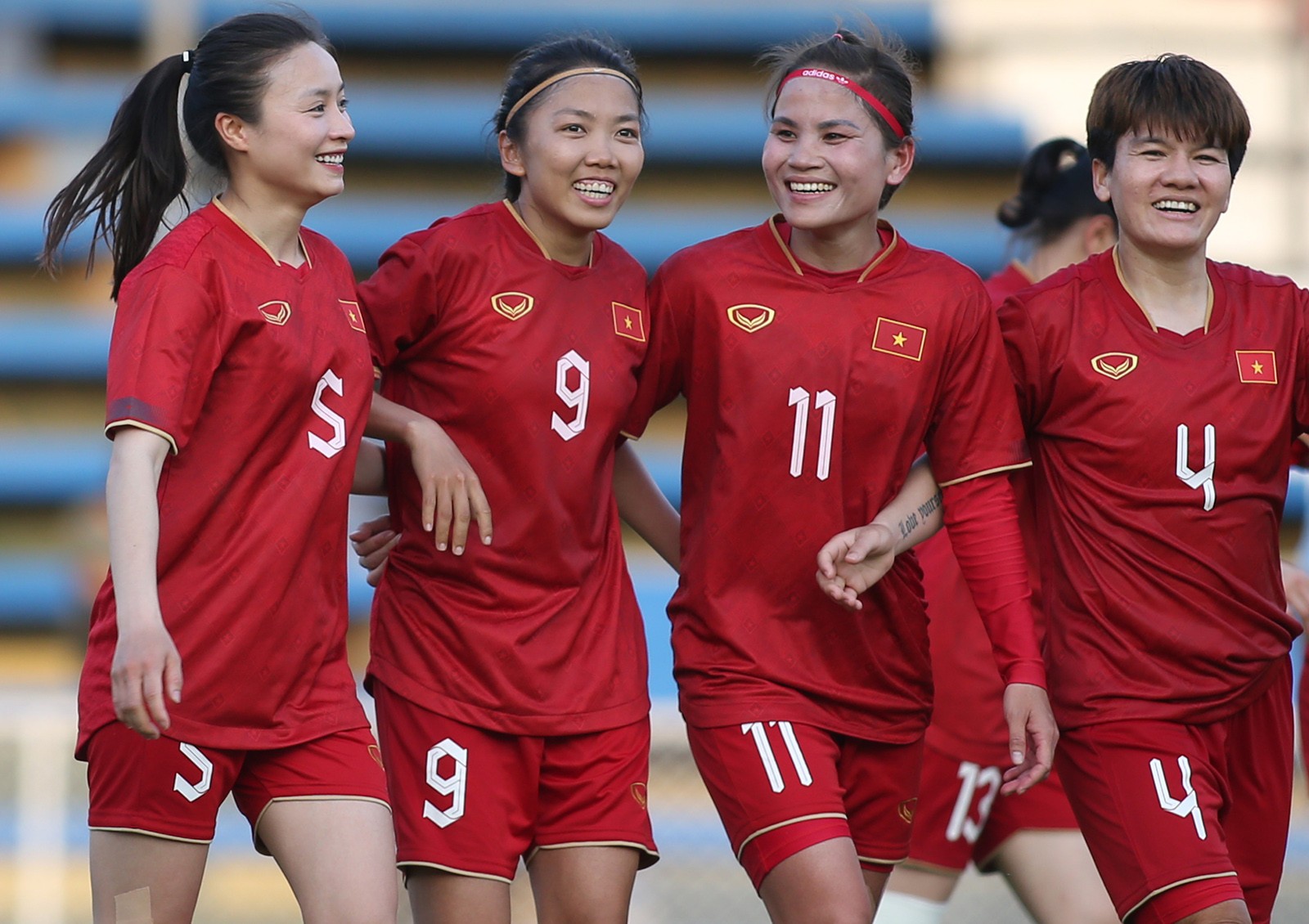 Thanh Nhã, Hoàng Thị Loan gây thương nhớ với CĐV Campuchia - Bóng Đá