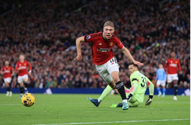 Roy Keane suggests Rasmus Hojlund should ‘go down’ to win penalty after Man City given one by VAR - Bóng Đá