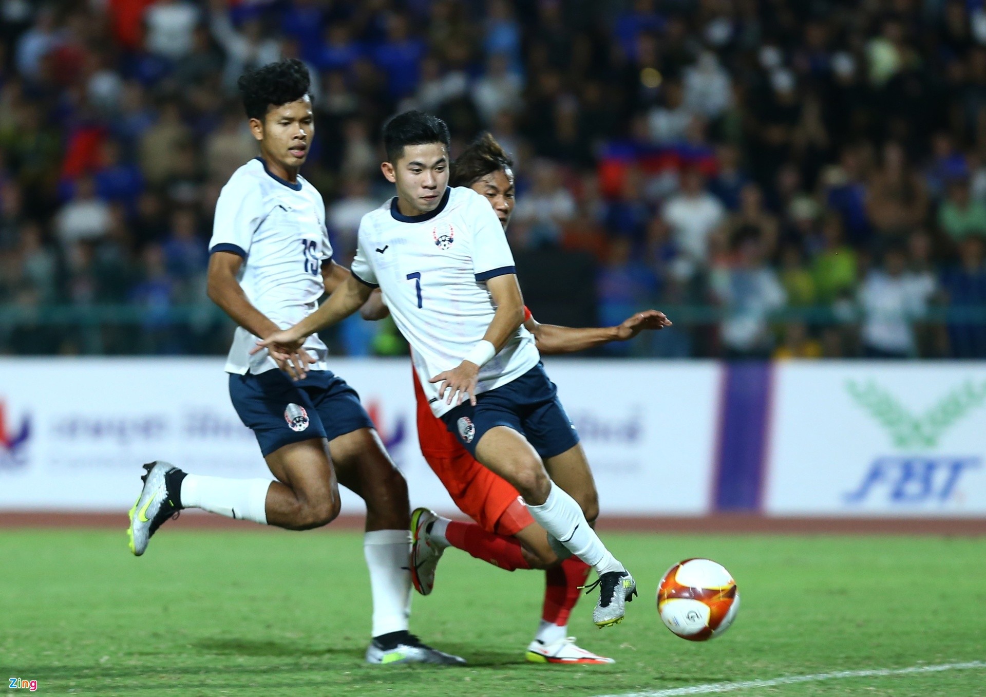 Honda bỏ vào trong khi U22 Campuchia thua Myanmar - Bóng Đá