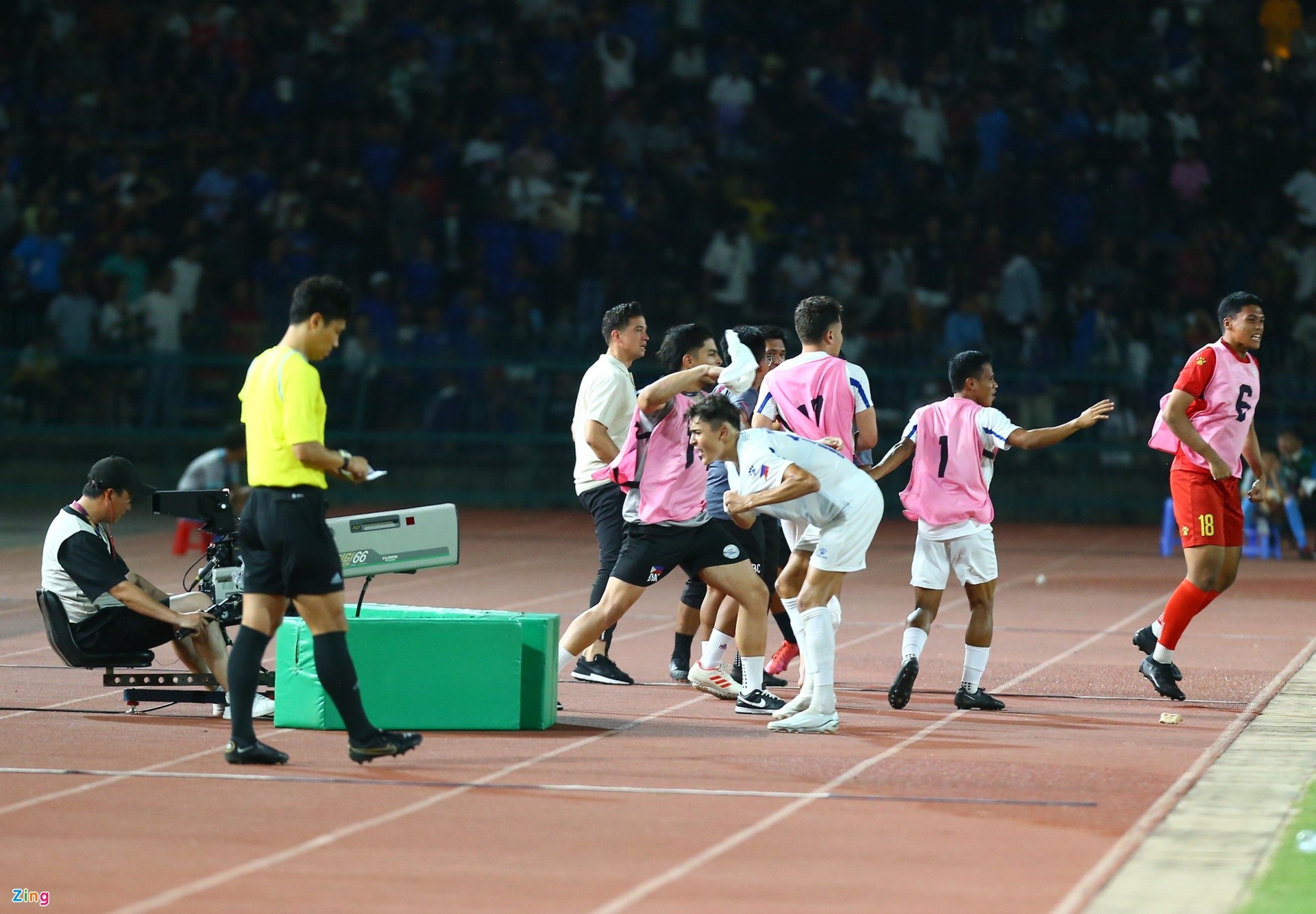 Honda chết lặng sau bàn thắng của Philippines - Bóng Đá