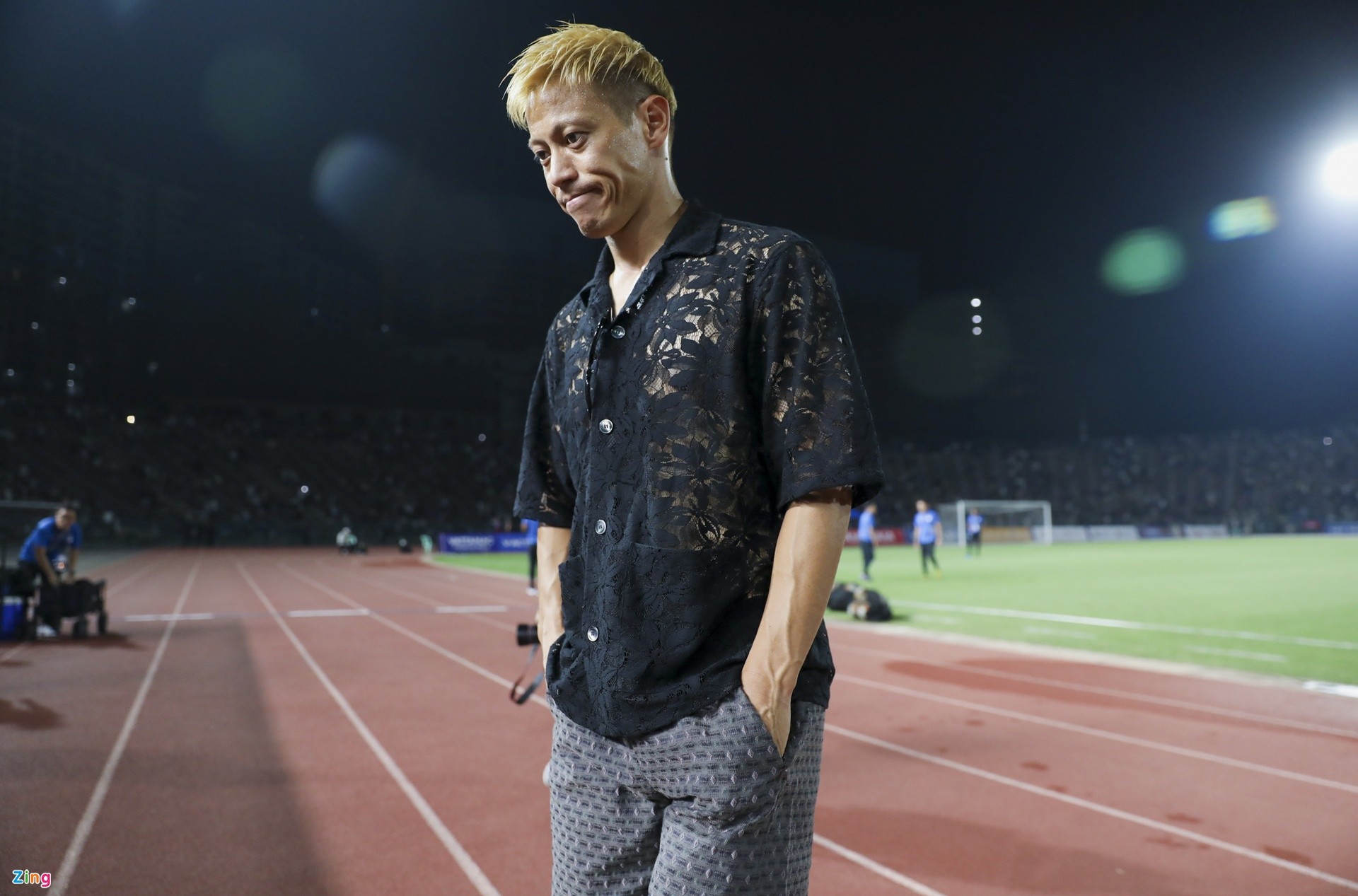 Thời trang độc lạ của huyền thoại bóng đá Nhật Bản tại SEA Games 32 - Bóng Đá