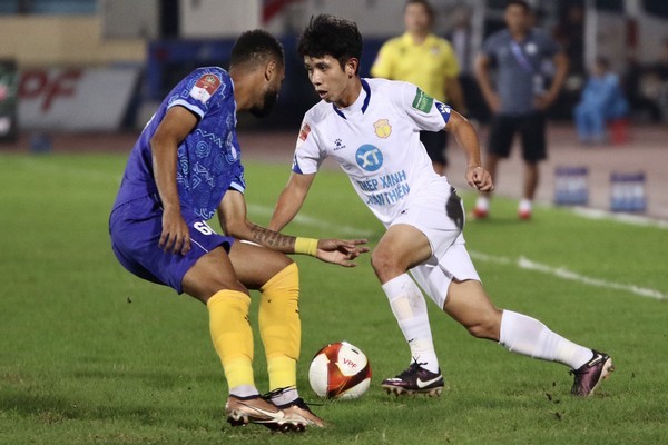 Minh Vương hẹn hò Hoa khôi; HLV Kiatisuk chỉ rõ sức mạnh của HAGL - Bóng Đá