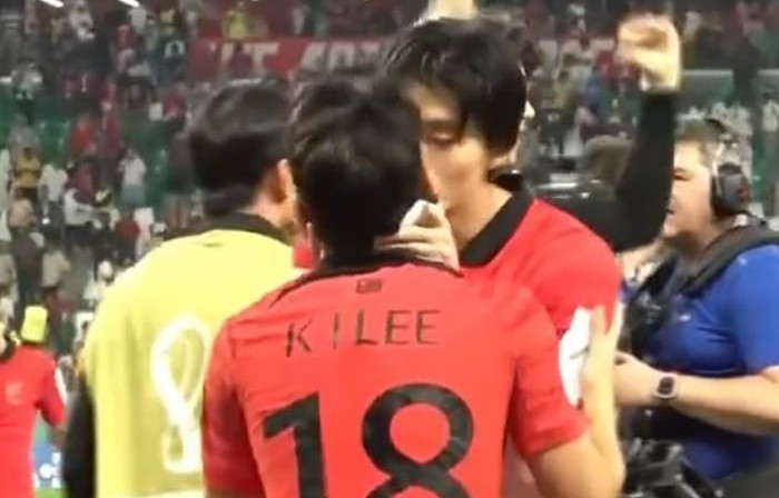 Nam thần Hàn Quốc 'khoá môi' đồng đội sau khi tạo địa chấn - Bóng Đá