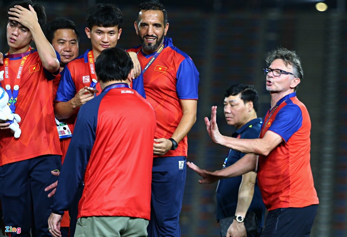 Trợ lý nhường huy chương đồng cho HLV Troussier - Bóng Đá