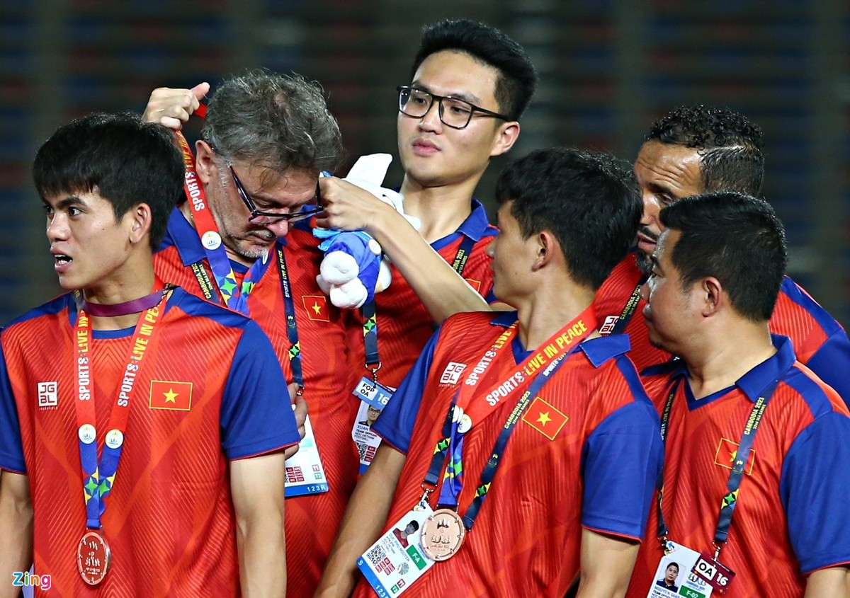 Trợ lý nhường huy chương đồng cho HLV Troussier - Bóng Đá