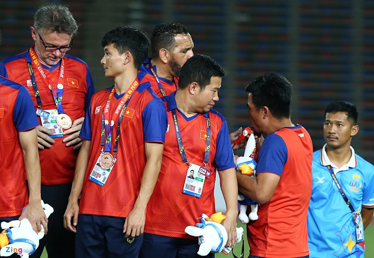 Trợ lý nhường huy chương đồng cho HLV Troussier - Bóng Đá