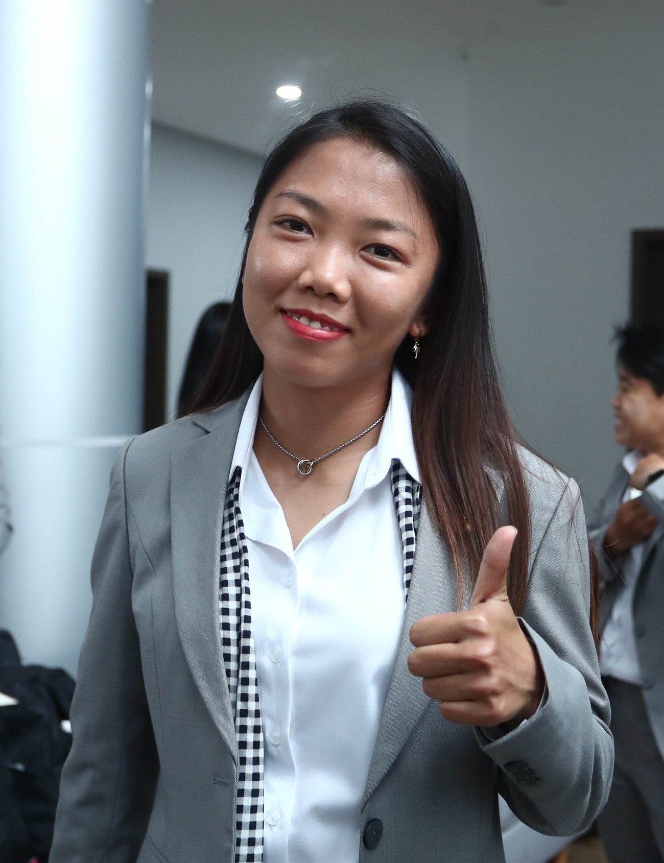 Huỳnh Như tiết lộ về chiếc khăn rằn mang đi World Cup - Bóng Đá