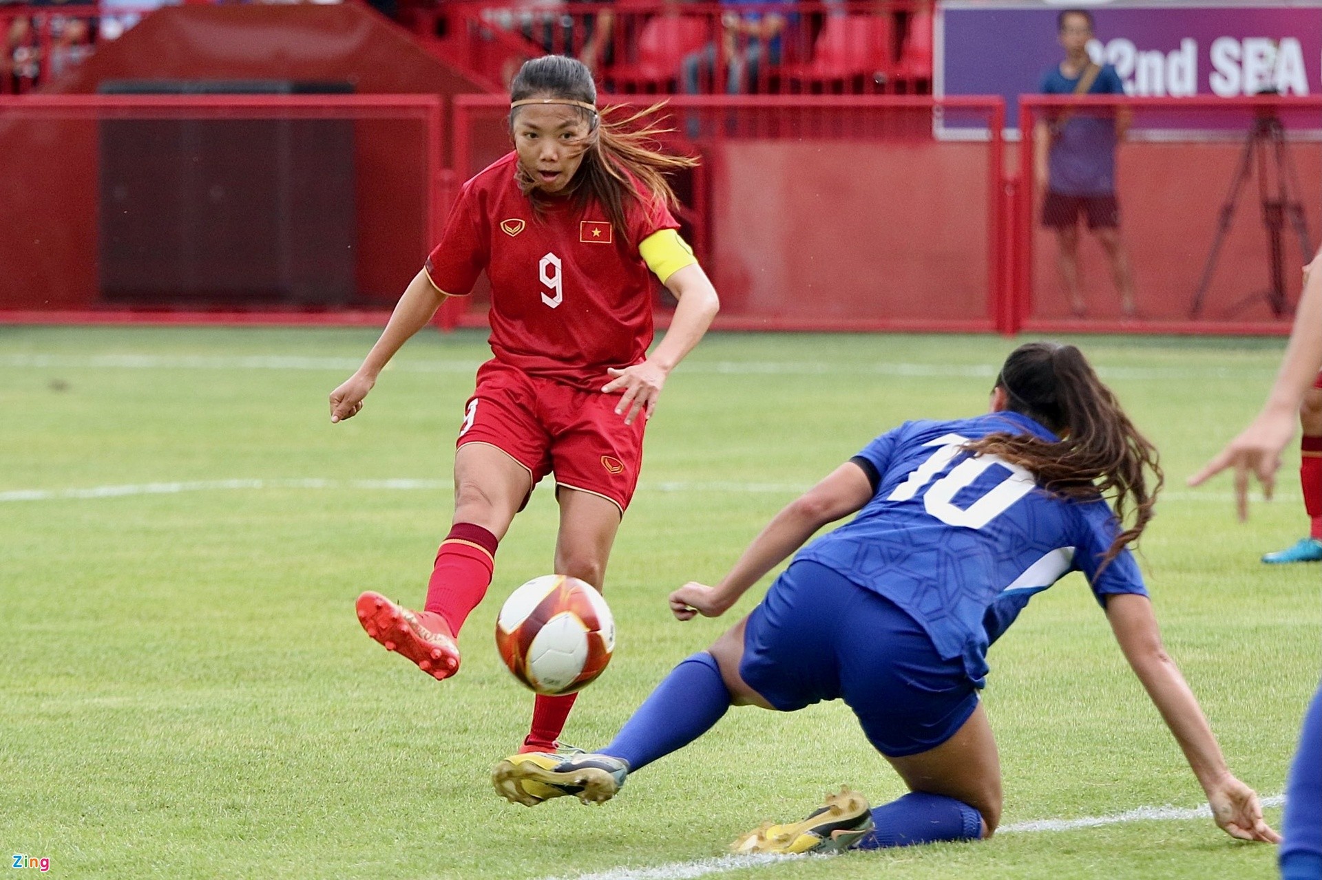 Huỳnh Như vỗ vai trọng tài sau khi bị nhắc nhở - Bóng Đá