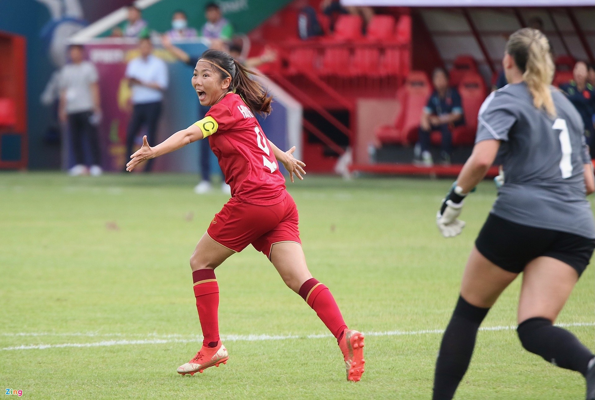 Huỳnh Như vỗ vai trọng tài sau khi bị nhắc nhở - Bóng Đá