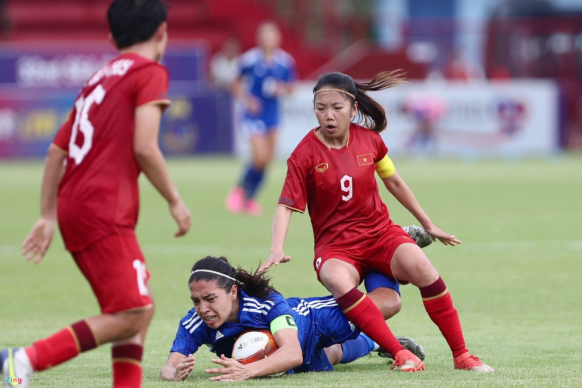 Huỳnh Như vỗ vai trọng tài sau khi bị nhắc nhở - Bóng Đá