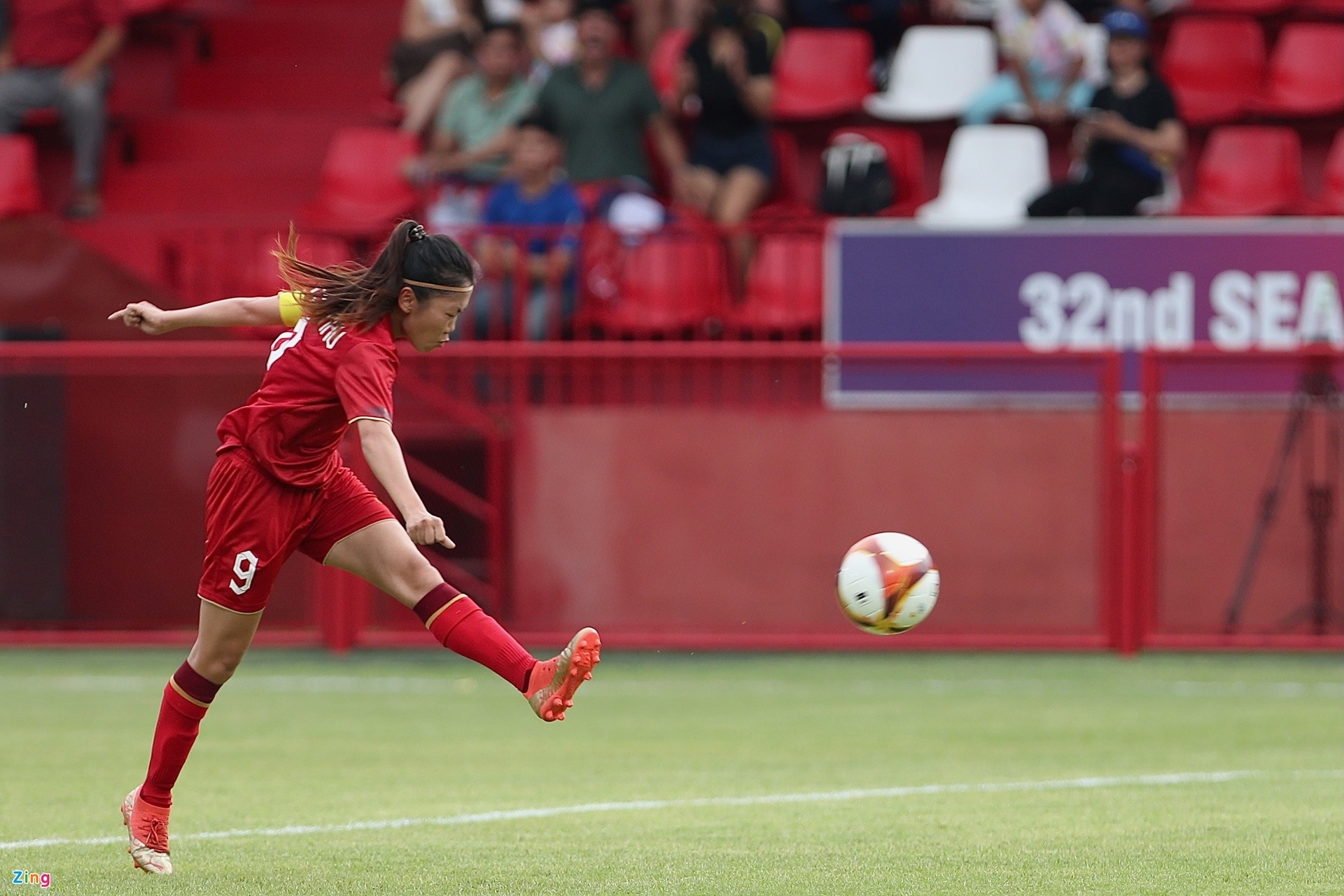 Huỳnh Như vỗ vai trọng tài sau khi bị nhắc nhở - Bóng Đá