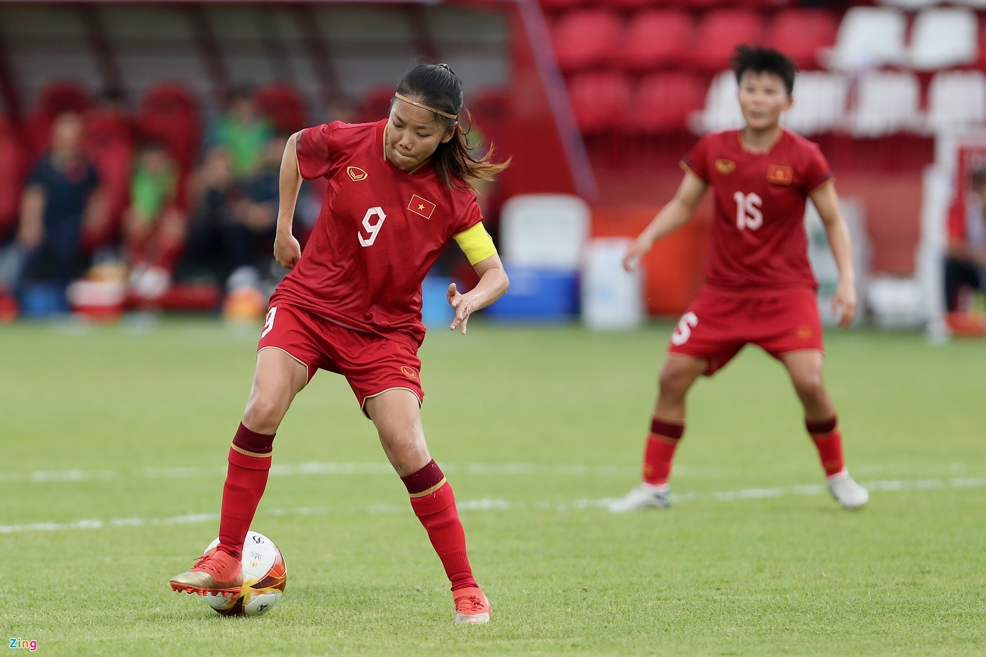 Huỳnh Như vỗ vai trọng tài sau khi bị nhắc nhở - Bóng Đá