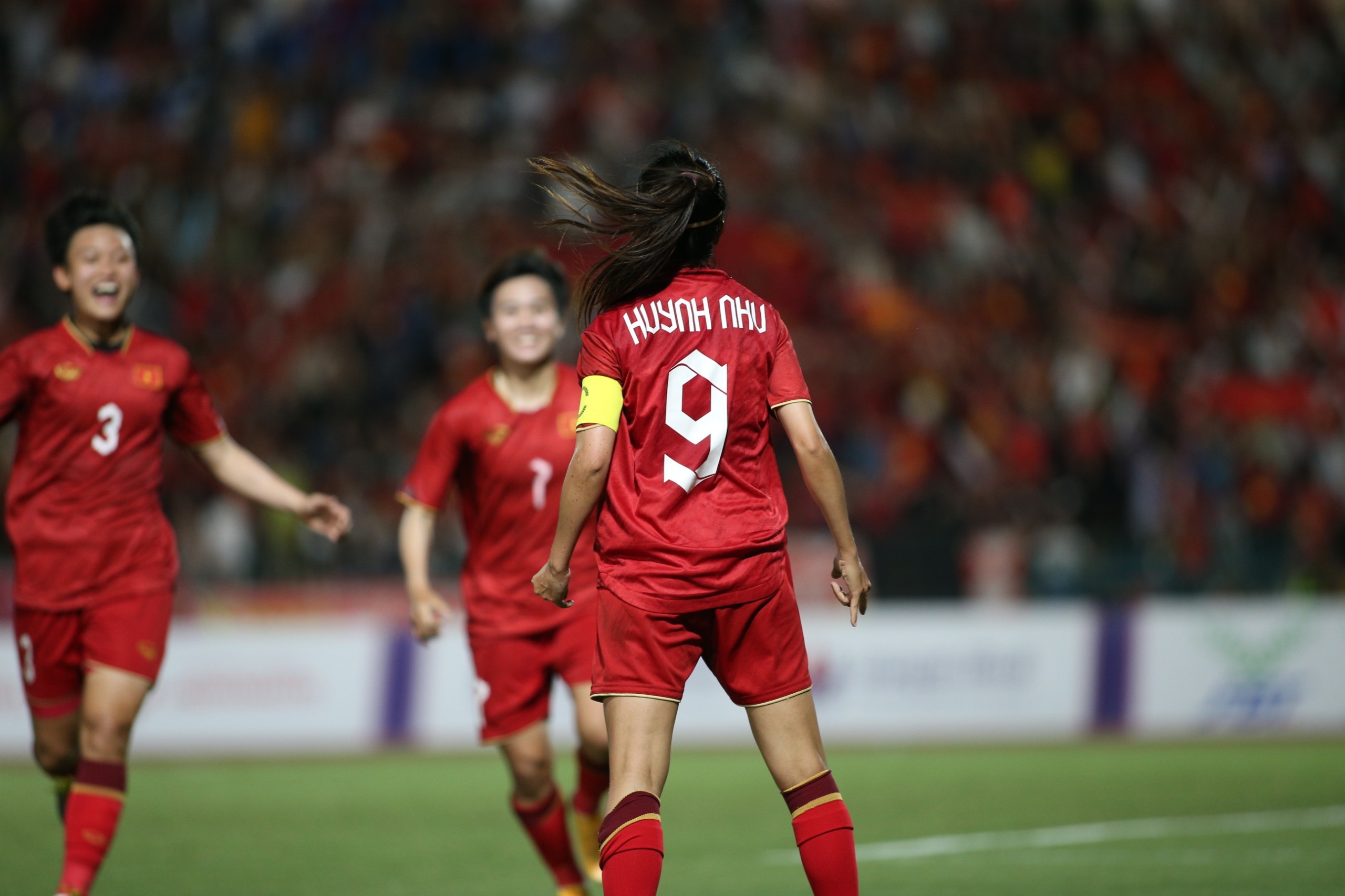 'Xé lưới' Myanmar, Huỳnh Như ăn mừng theo phong cách Ronaldo - Bóng Đá