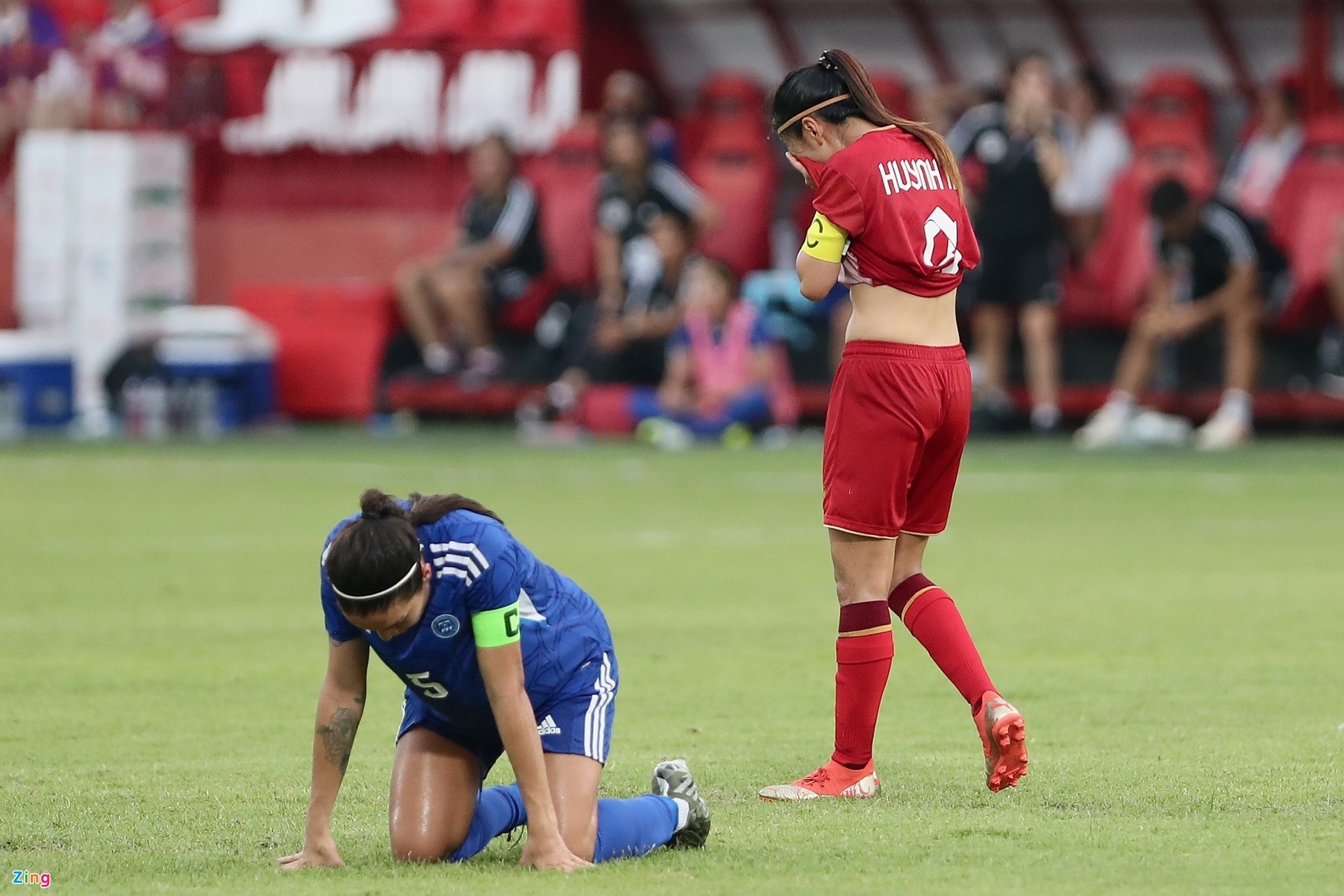 Huỳnh Như vỗ vai trọng tài sau khi bị nhắc nhở - Bóng Đá